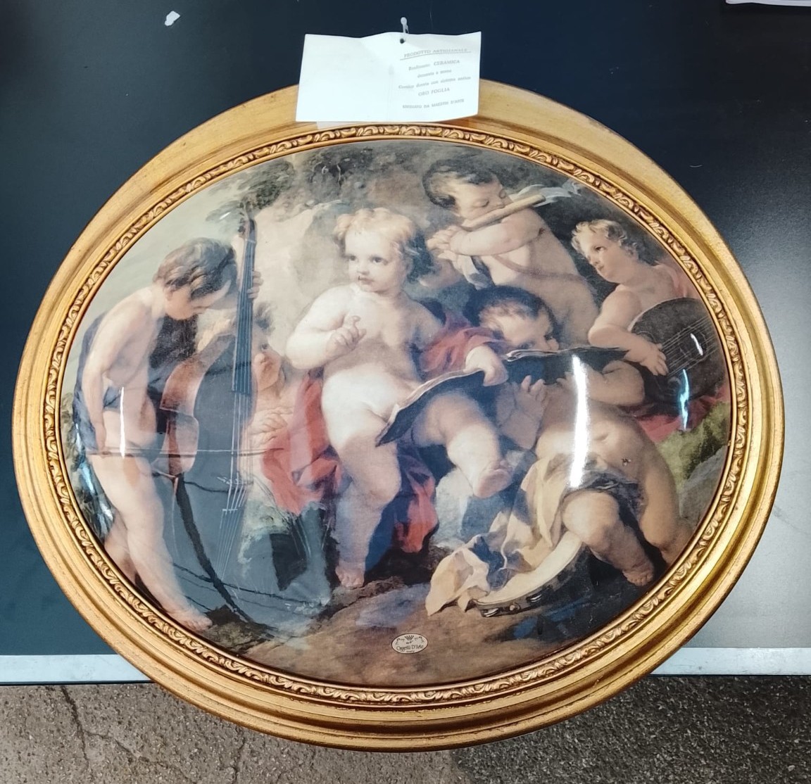 quadro-bombato-con-putti-musicanti-cornice-dorata